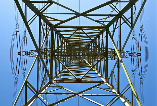 藍色天空的電力塔