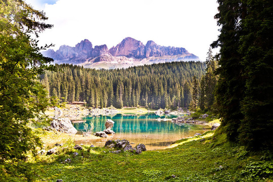 在Dolomites湖