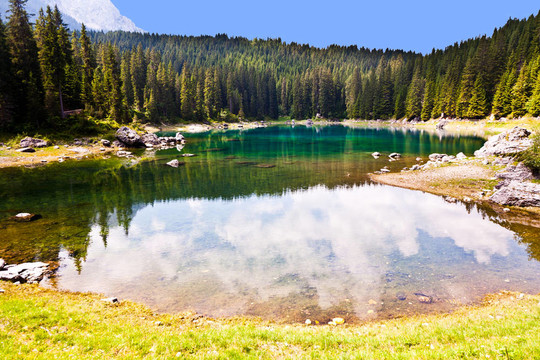 在Dolomites湖