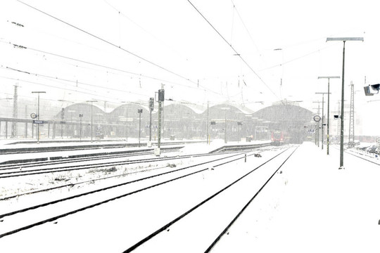 火車在冬季在雪亂舞的軌道
