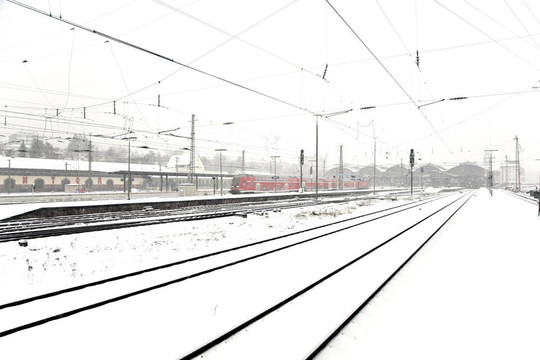火車在冬季在雪亂舞的軌道