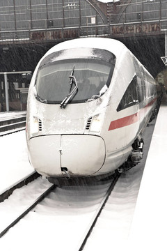 在冬季高速火車站