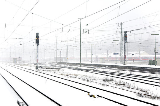火車在冬季在雪亂舞的軌道