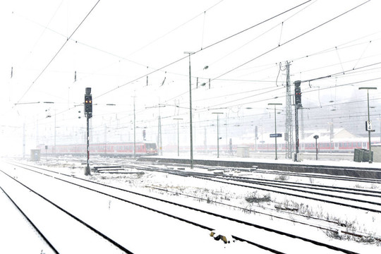 火車在冬季在雪亂舞的軌道