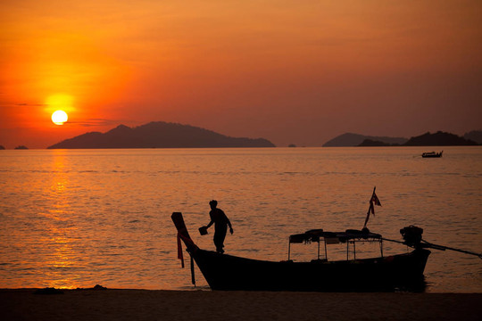 夕陽與漁夫船