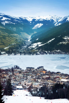 區(qū)域視角下濱湖采爾（奧地利；阿爾卑斯）鎮(zhèn)；冰湖霧山滑雪勝地。