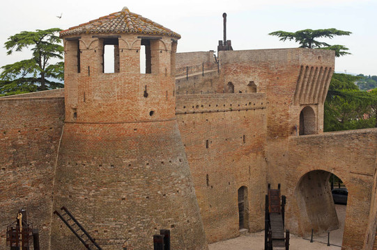Mondavio（Pesaro e Urbino；游行；意大利）-城墻和塔樓
