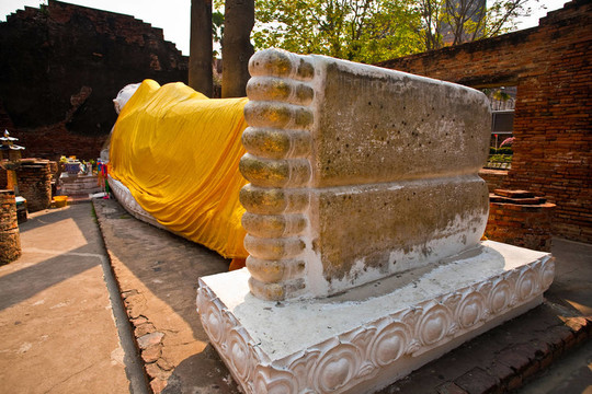 在如來佛祖身著寺屈艾柴Mongkol黃色圍巾