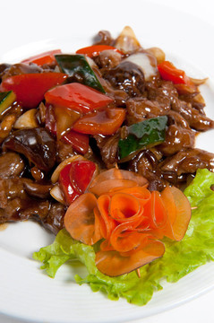 在盤(pán)子上烤蔬菜烤牛肉