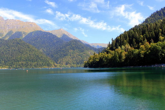 在山地景觀湖里察