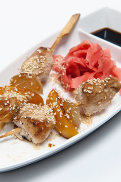 串在一條船形板