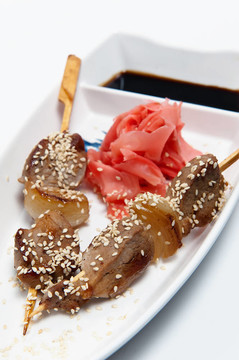 串在一條船形板