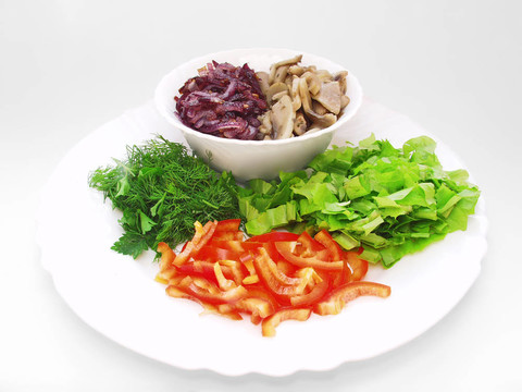 廚房里食材。蘑菇；洋蔥；胡椒和其他白色背景的蔬菜