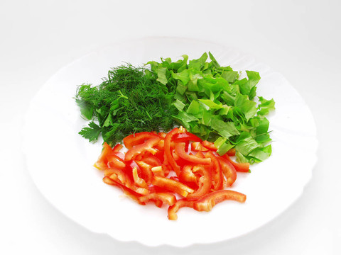 切碎的生菜板；蒔蘿和青椒片