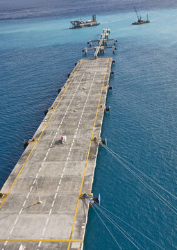 混凝土橋墩成藍(lán)水