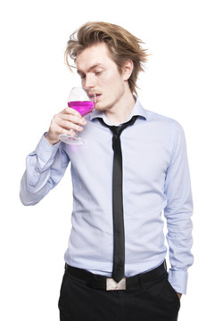 年輕人喝粉紅色的酒。
