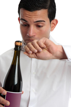 特寫男人開酒