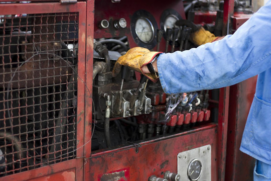 人操作機(jī)器