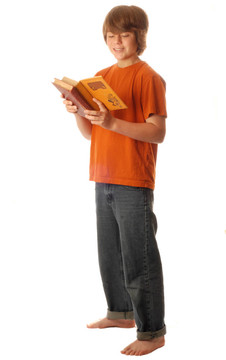 有魅力的年輕少年在白色背景下讀一本書
