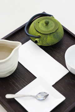 木制托盤上的茶具