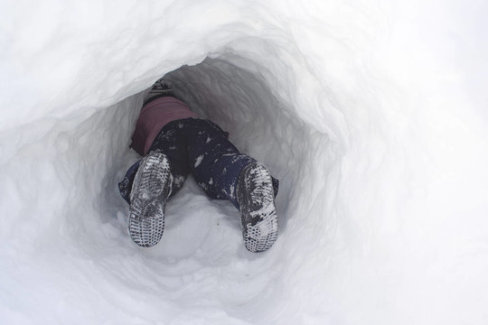 兒童挖雪隧道