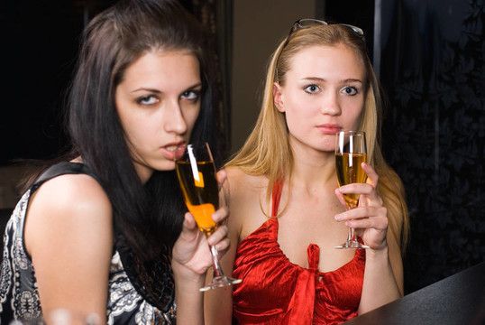 酒吧里的年輕女性