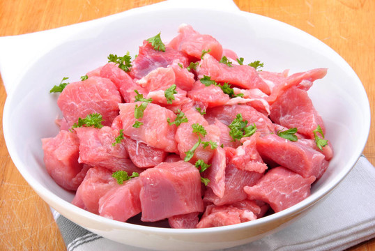在一個(gè)白色的碗，一些土耳其菜燉牛肉