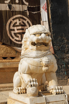 在松贊林寺寺廟的獅子；香格里拉；中國(guó)