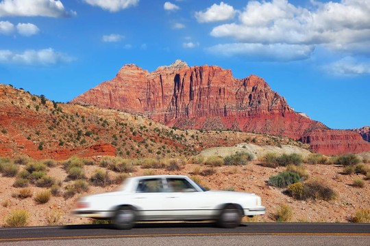 一輛白色的汽車高速通行