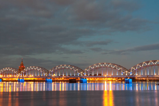 與城市河流和天空的夜景