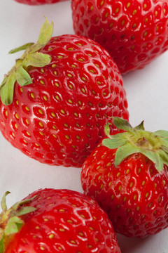 白色的成熟的草莓