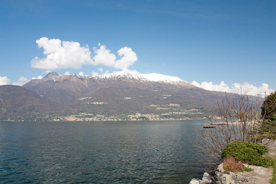 Mountains湖附近