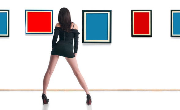 女人在畫廊