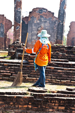 在寺廟Wat Phra Si區(qū)sanphet工人；在Ajutthaya皇家宮殿