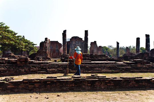 在寺廟Wat Phra Si區(qū)sanphet工人；在Ajutthaya皇家宮殿
