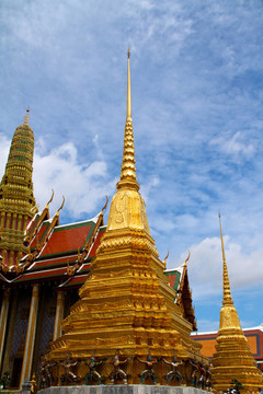 在Wat Phra Kaeo華麗的金色佛塔；宏偉的宮殿（曼谷）