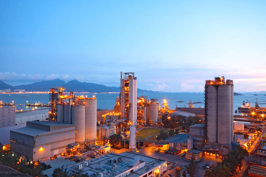 水泥廠；混凝土或水泥廠；重工業(yè)或建筑業(yè)。