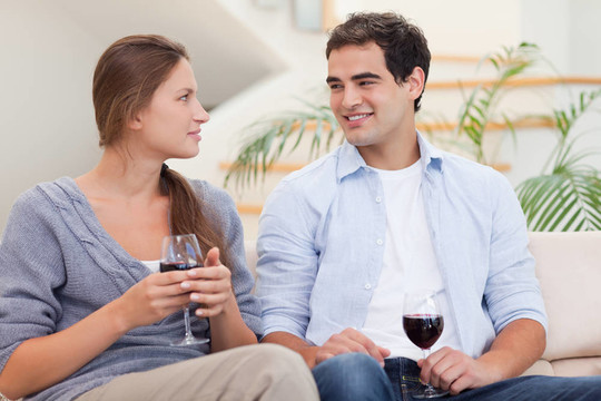 一對(duì)夫婦有一杯紅葡萄酒