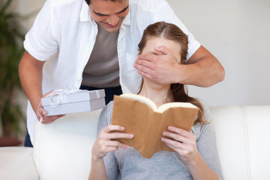 男人給他的女朋友一個驚喜