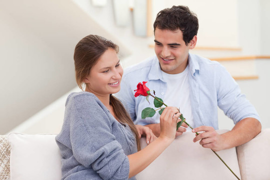 男人向他的未婚妻獻一朵玫瑰