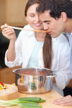 一個(gè)年輕男子嘗試妻子的肖像