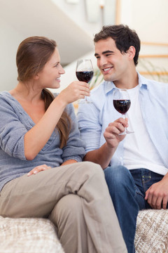 一對(duì)夫婦有一杯紅葡萄酒的肖像