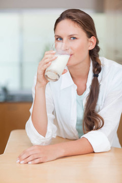 一個可愛的女人喝牛奶的肖像