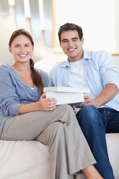 一個男人用禮物給他的未婚夫驚喜
