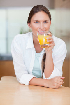 微笑女人飲用果汁肖像