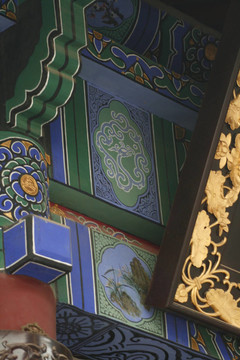 大雁附近建筑物上的中國裝飾品