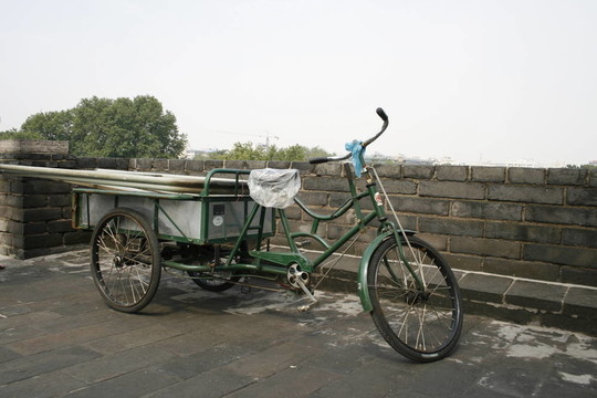 西安市中心城墻上的人力車；
