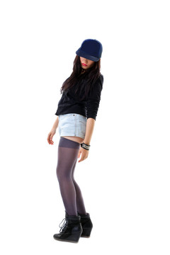 在grunge風格的女人藏在棒球帽的臉