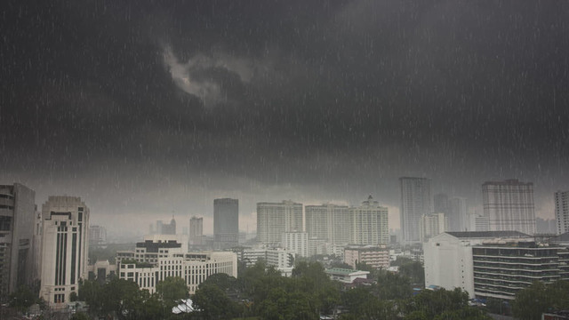 在曼谷市中心的雨水；泰國