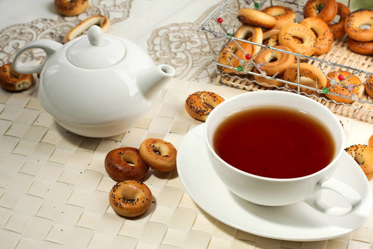 茶杯和紅茶茶壺